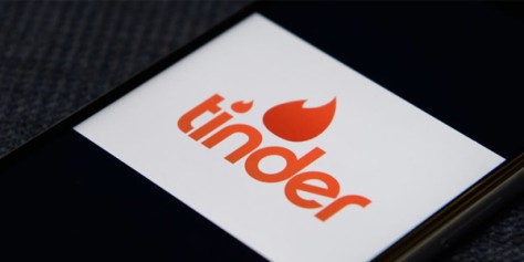 Tinder va promouvoir un emoji « couple mixte »